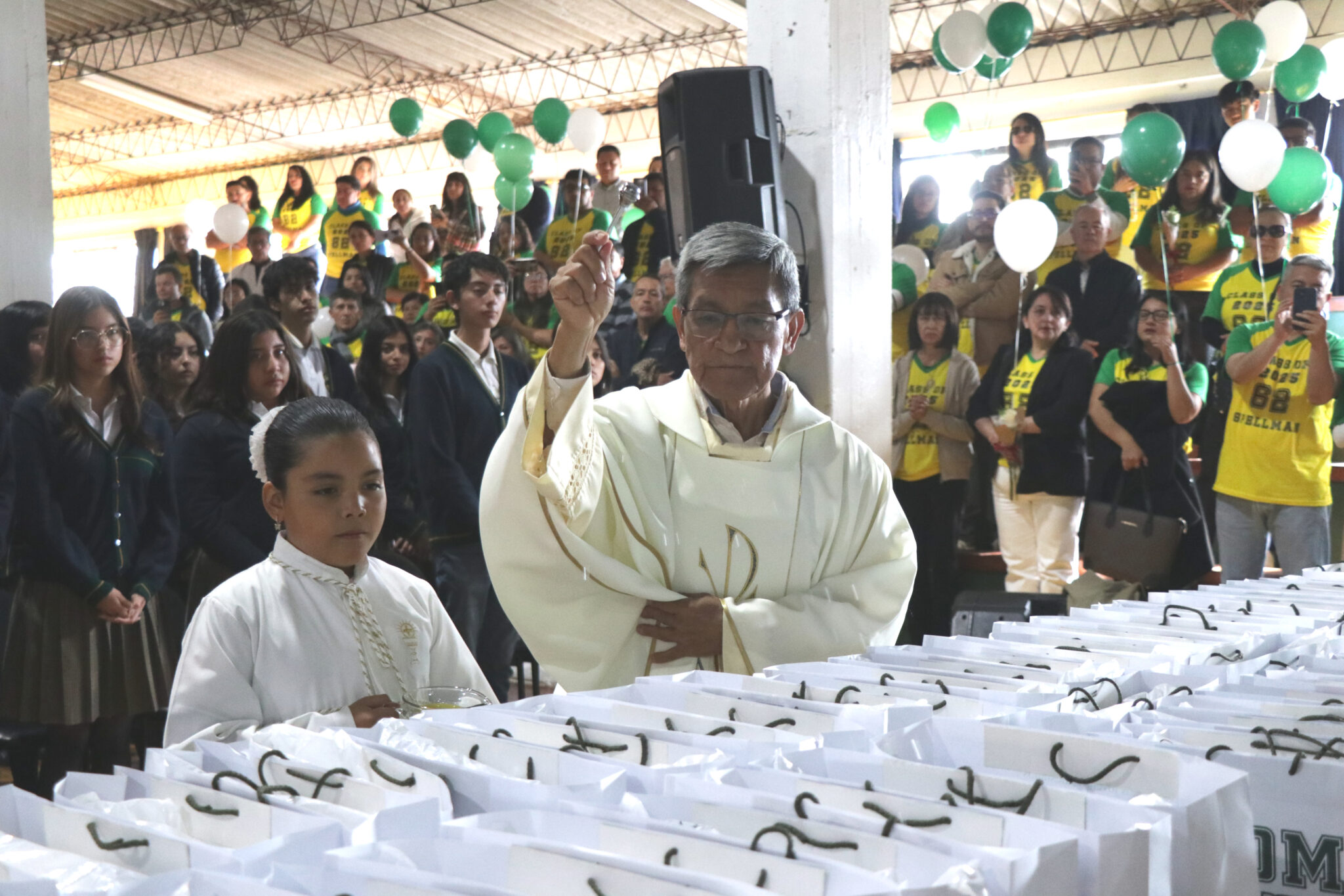 Bendición de Chompas de la Promoción 62 del Spellman un momento para